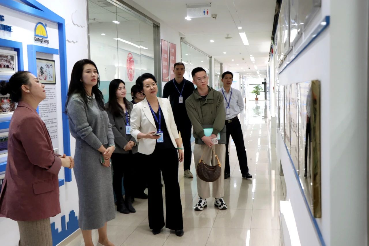 东莞市城市更新协会辅导一行光临亿万先生MR集团参观互换