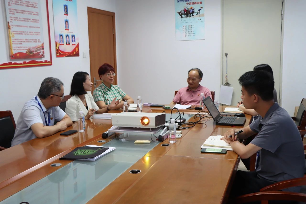 党旗飘扬，共庆鲜丽