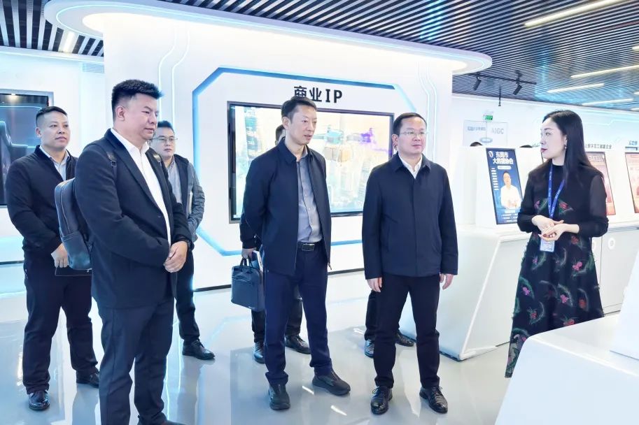 铜仁市大数据局党组书记、局长雷宏一行光临亿万先生MR集团参观互换